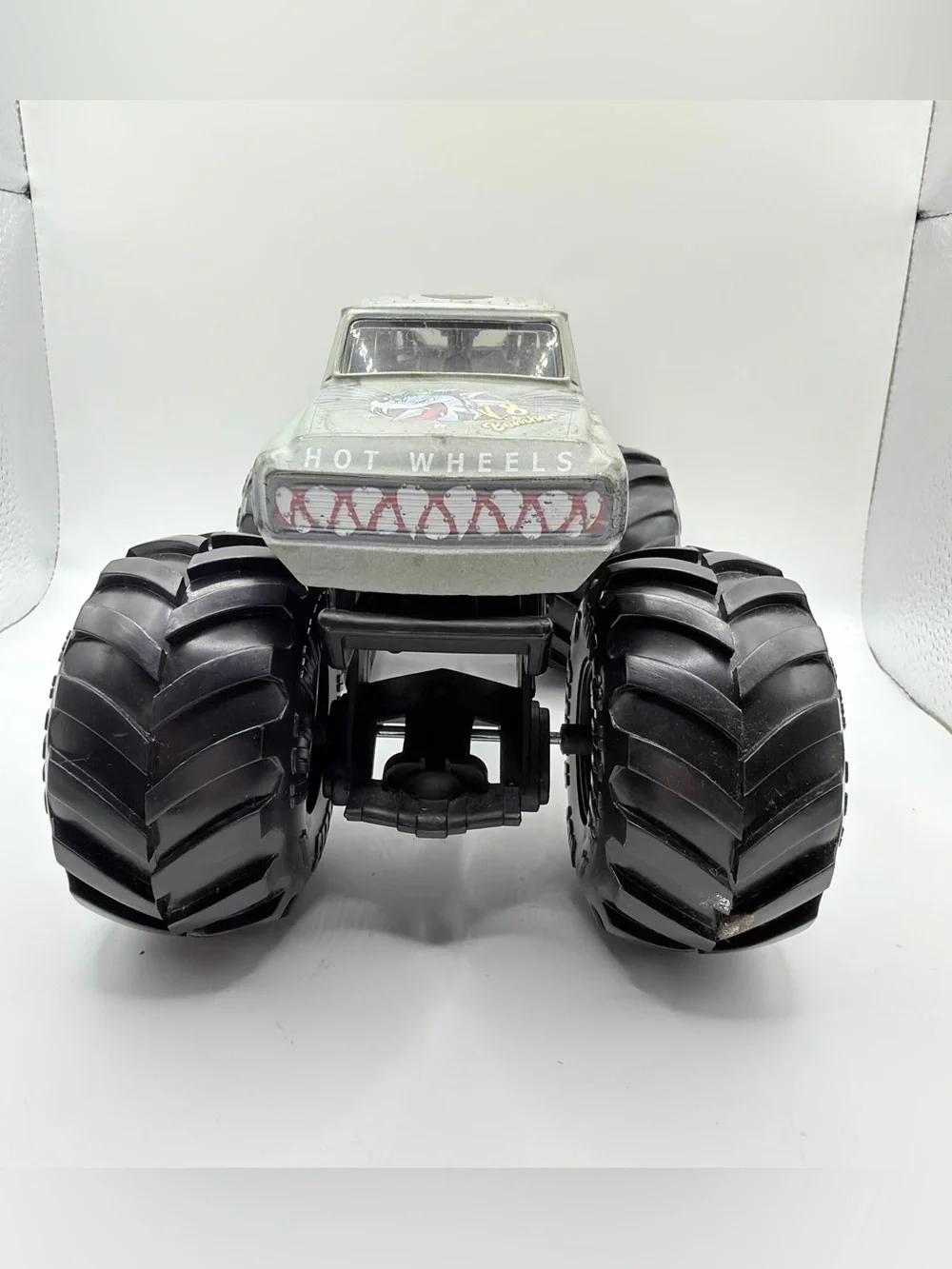 Hot Wheels ~ Monster Jam Truck ~ V8 BOMBER 1:24 scale